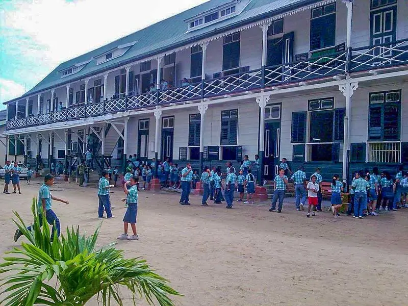 Suriname-info-algemeen-school-gebouw-speleden-kinderen