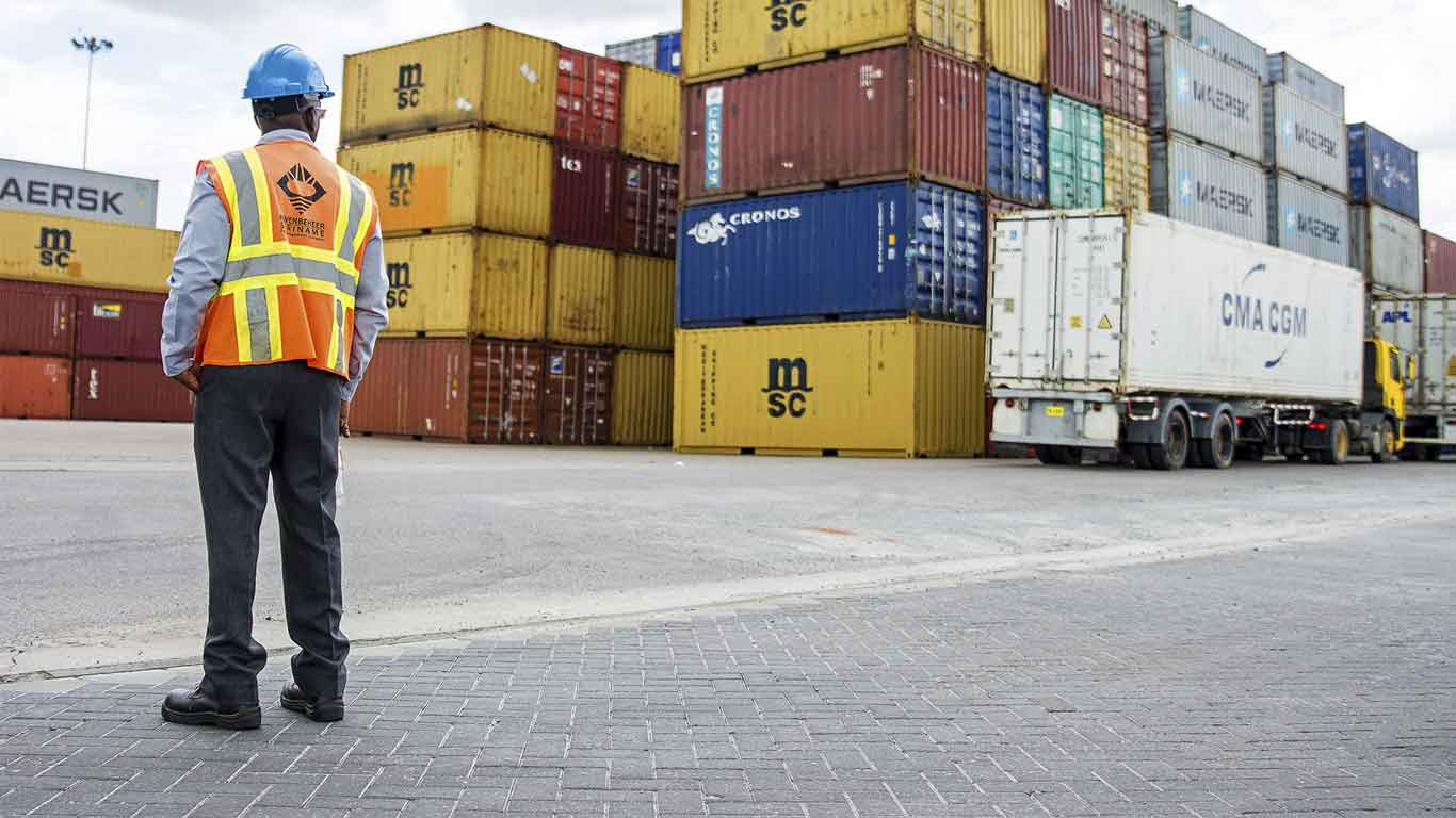 Suriname-emigreren-containers-nieuwe-haven