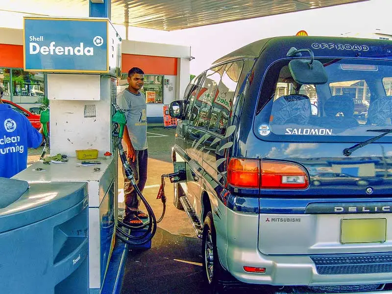 Suriname-info-algemeen-benzinepomp